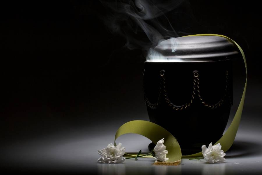 czarna urna na prochy