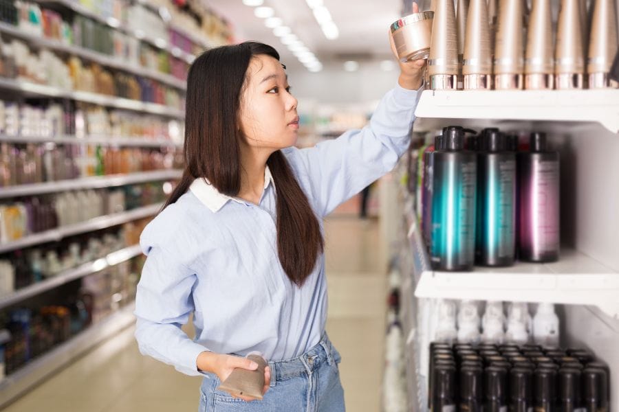 Wybieranie produktów na półce